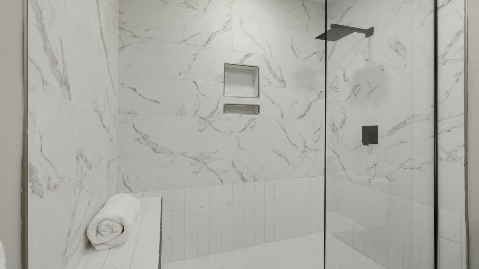 Douche italienne moderne avec siège et paroi vitrée — Seniors Plus Vaucluse